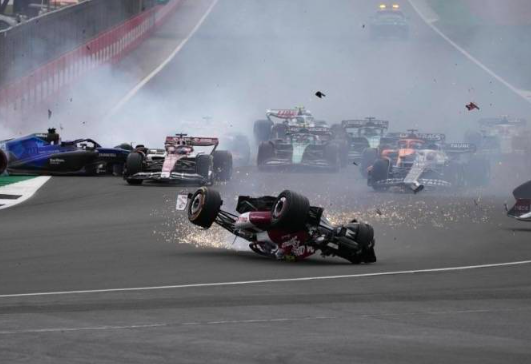 F1英国大奖赛发生事故，周冠宇与拉塞尔相撞(图1)