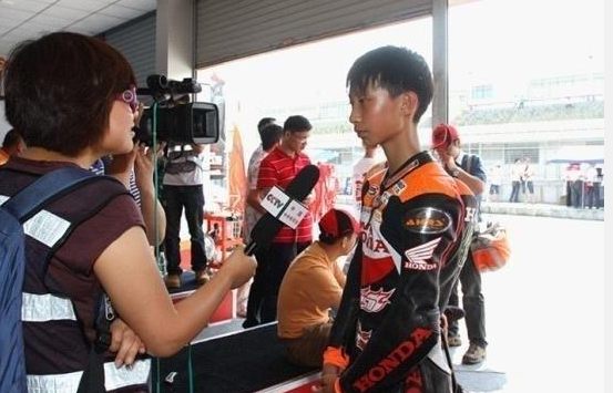 中国知名摩托车赛车手周盛俊杰(图1)